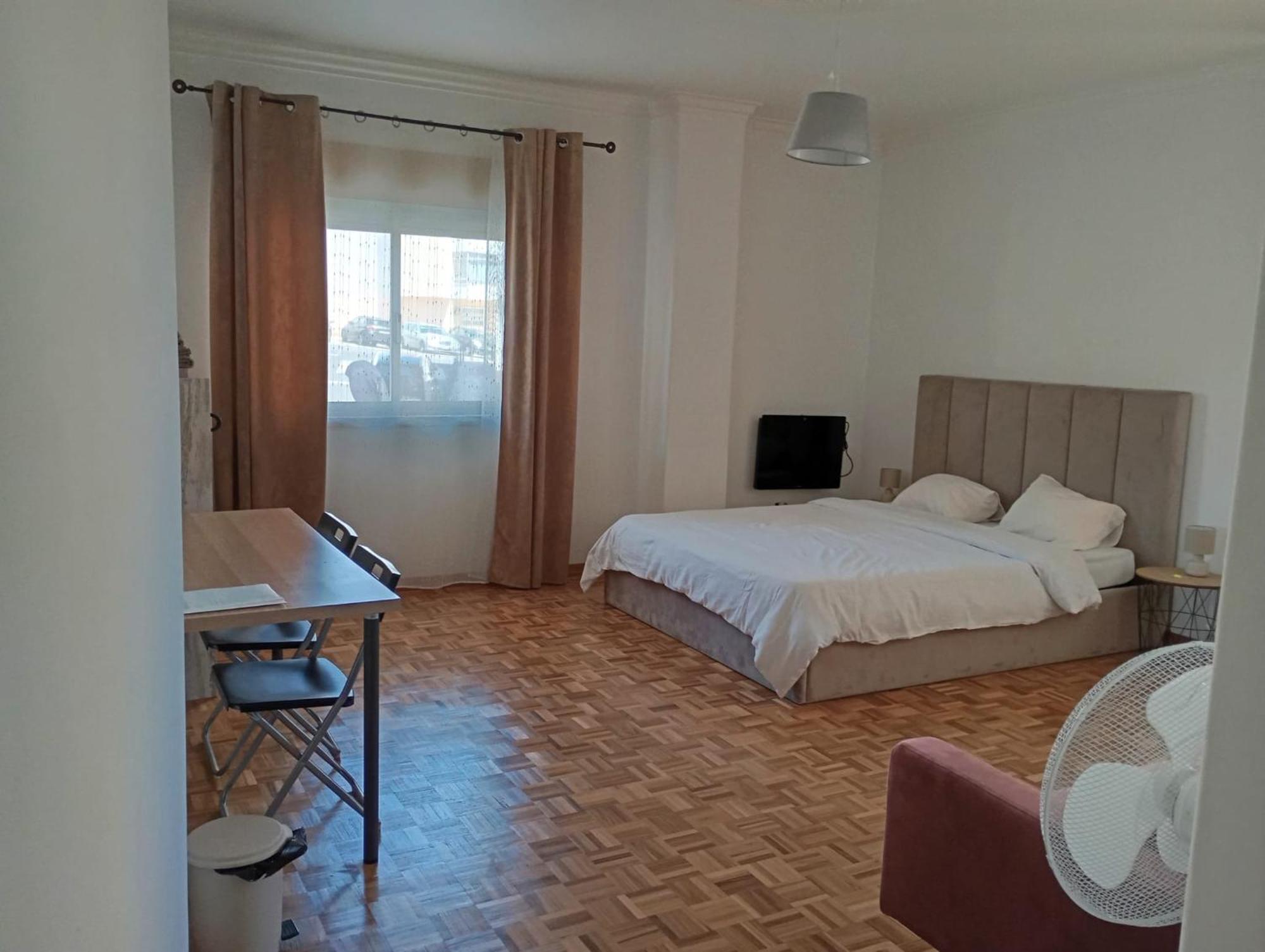 Rooms 10 Mins Walk From Train Station! Agualva-Cacem Exterior foto